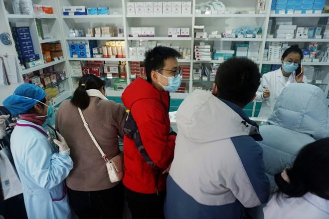 Des Chinois font la queue pour acheter des tests antigéniques contre le Covid-19 dans une pharmacie à Hangzhou, dans l'est de la Chine,le 19 décembre 2022