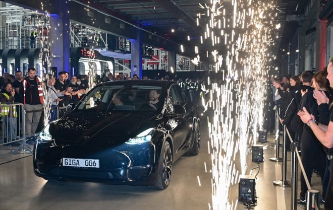  Un modèle Y sort des chaînes de la Gigafactory inaugurée le 22 mars 2022 par Tesla, près de Berlin en Allemagne