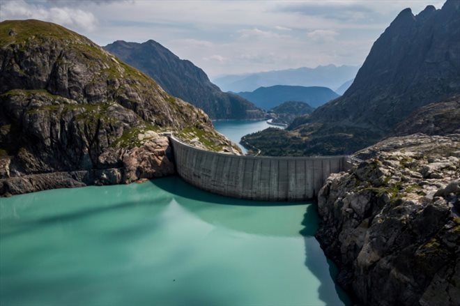 Vue aérienne sur le barrage de Vieux-Emosson et la centrale hydroélectrique Nant de Drance au-dessus de Finhaut-Emosson, dans l'ouest de la Suisse, le 17 août 2022

