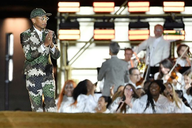 Pharrell WIlliams salue le public après son premier défilé pour Louis Vuitton à Paris, le 20 juin 2023