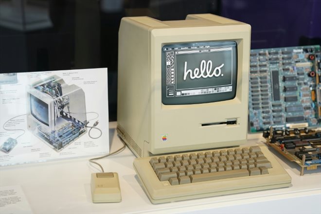 Un premier modèle d'unité centrale exposé au Computer History Museum le 19 janvier 2024 à Mountain View, en Californie, alors que le musée célèbre le 40e anniversaire du Mac d'Apple, le 19 janvier 2024
