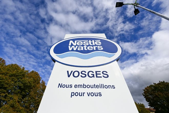 Le logo de Nestlé Waters sur son site d'embouteillage de Vittel, dans les Vosges, le 24 octobre 2023