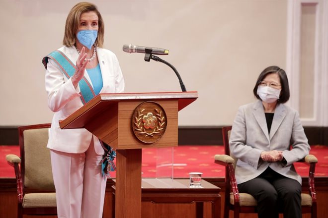 La présidente de la Chambre des représentants américaine Nancy Pelosi (g) et la présidente taïwanaise Tsai Ing-wen, le 3 août 2022 à Taipei