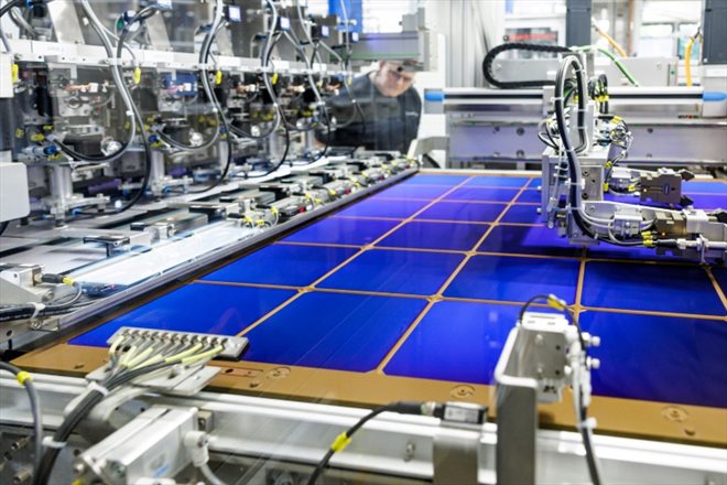 Un employé supervise la production de cellules solaires à l'usine du groupe suisse Meyer Burger, le 26 septembre 2023 à Bitterfeld-Wolfen, dans l'est de l'Allemagne