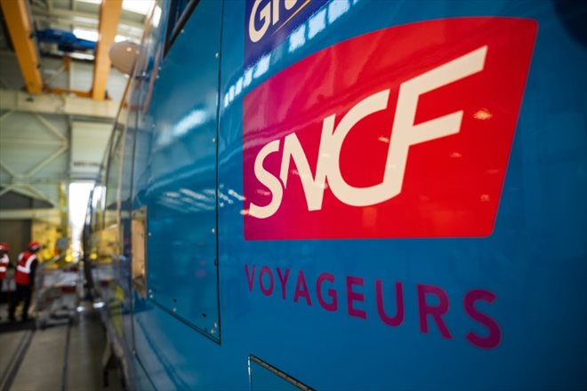 Le logo SNCF Voyageurs sur un TER rénové à Bischheim, le 26 mai 2023 dans le Bas-Rhin
