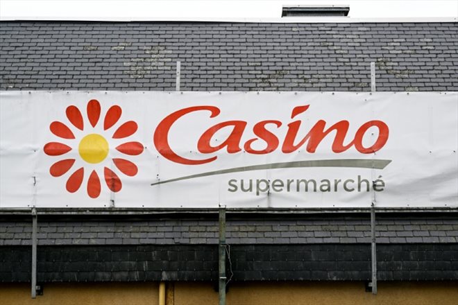 Le logo d'un supermarché Casino, le 5 juillet 2023 à Ploubalay dans les Côtes-d'Armor