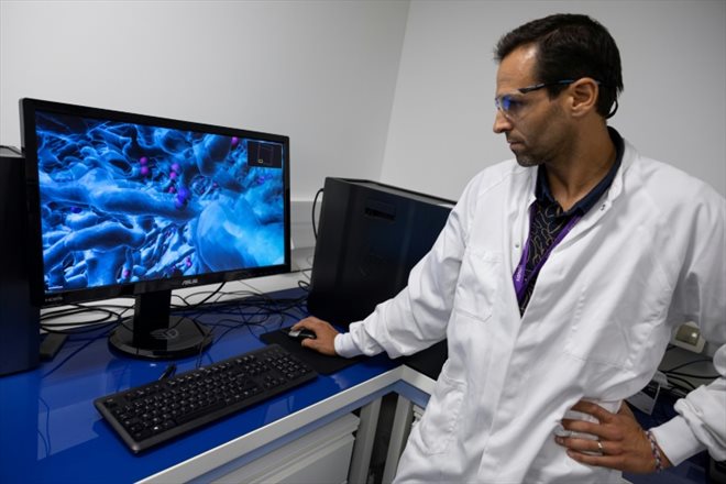 Un chercheur examine sur une image 3D le réseau vasculaire d'une tumeur cancéreuse dans un laboratoire d'oncologie du site du géant pharmaceutique français Sanofi à Vitry-sur-Seine, dans le Val-de-Marne, le 9 septembre 2022