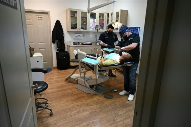 Un dentiste s'occupe d'un patient américain au cabinet Rubio Dental Group, à Los Algodones, le 11 avril 2023 au Mexique