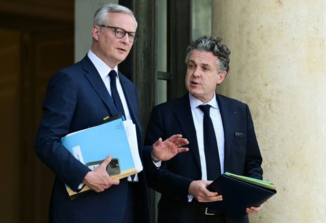 Le ministre de l'Economie et des Finances, Bruno Le Maire (gauche), et celui de la Transition écologique, Christophe Béchu, à la sortie du conseil des ministres, sur le perron de l'Elysée, à Paris, le 3 mai 2024