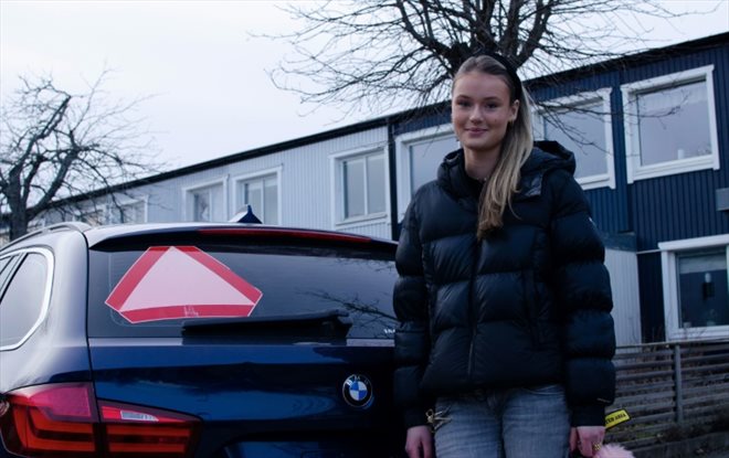 Evelina Christiansen, 15 ans, à côté de sa BMW bridée à Huddinge, en Suède, le 10 février 2023