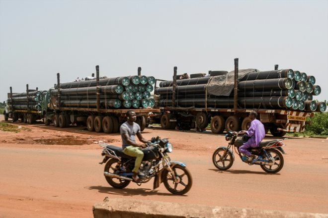 Des tuyaux devant servir à la construction du pipeline Niger-Bénin, le 10 octobre 2022 à Gaya, dans le sud-ouest du Niger
