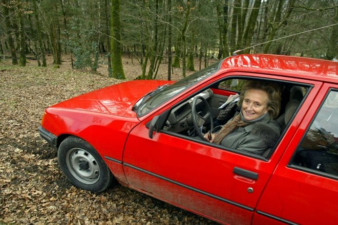 L'épouse du chef de l'Etat Bernadette Chirac conduit sa voiture, une Peugeot 205, le 8 mars 2004 à Sarran, dans le cadre de sa campagne pour les élections cantonales, pour lesquelles elle est candidate à sa propre succession au poste de conseillère générale dans le canton de Corrèze.