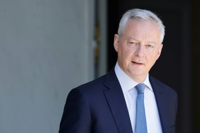 Le ministre de l'Economie et des Finances Bruno Le Maire quitte la réunion du Conseil des ministres, le 14 juin 2023 à Paris