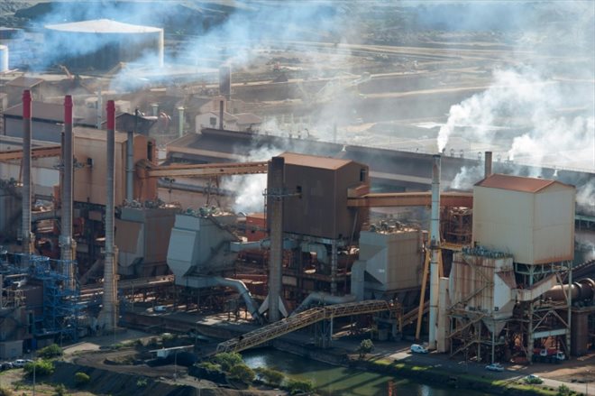 Vue aérienne de l'usine de la Société Le Nickel, filiale d'Eramet, à Nouméa, en Nouvelle-Calédonie, le 10 mai 2012