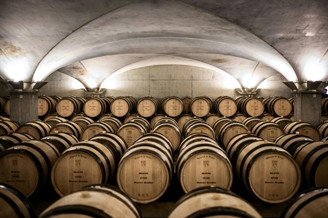La vente des vins des Hospices de Beaune, les plus anciennes enchères caritatives au monde, se sont déroulées dimanche 20 novembre 2022 sous des anticipations de nouveaux record