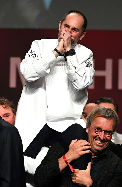 Et de deux et de trois! Alexandre Couillon célèbre sa 3e étoile au Guide Michelin lors d'une cérémonie à Strasbourg, le 6 mars 2023