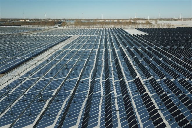 Des panneaux solaires et des éoliennes à Zhangbei, le 12 novembre 2021 dans le nord de la Chine