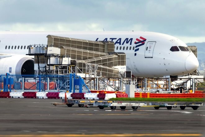 Un Boeing 787 Dreamliner de la compagnie LATAM Airlines, qui a soudainement perdu de l'altitude en plein vol, stationné sur le tarmac de l'aéroport international d'Auckland, le 12 mars 2024 en Nouvelle-Zélande