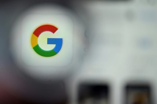 Photo prise le 22 décembre 2023 du logo du groupe américain et géant de la tech, Google, affiché sur l'écran d'un smartphone, à Francfort-sur-le-Main, dans l'ouest de l'Allemagne