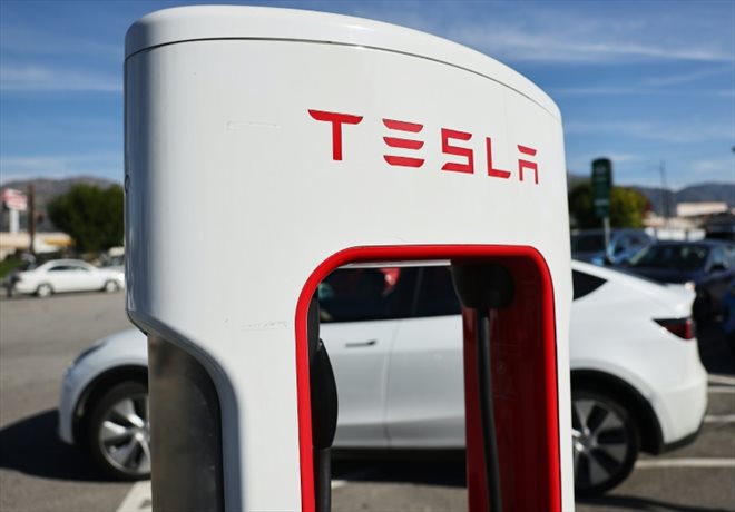 Une station de recharge Tesla, à Burbank (Californie) le 16 janvier 2024