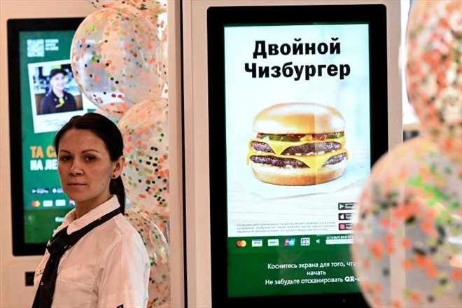 Dans un ancien restaurant McDonald's rebaptisé Vkousno i totchka (Délicieux. Point), à Moscou le 12 juin 2022