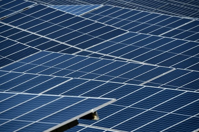 La start-up industrielle lyonnaise Carbon prépare un très ambitieux projet de giga-usine de 10.000 salariés qui produirait en France d'ici 2030 des panneaux photovoltaïques