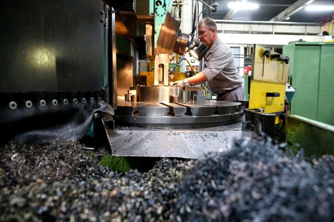 Un employé de l'usine de roues Accuride, le 30 novembre 2022 à La Chapelle-Saint-Luc, près de Troyes, dans l'Aube