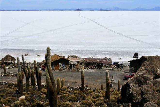 Un petit village dans le salar d'Uyuni, à Uyuni, en Bolivie, le 16 octobre 2022