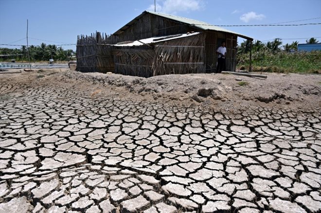 Une maison près d’un étang asséché dans la province de Ben Tre, le 19 mars 2024 dans le sud du Vietnam