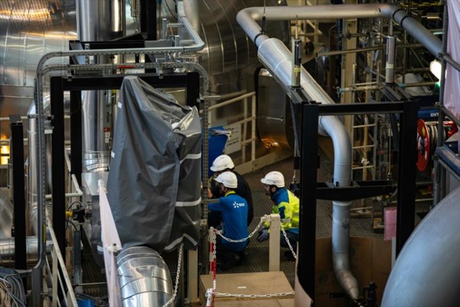 Des opérateurs d'EDF dans la salle des machines de l'EPR de Flamanville, le 14 juin 2022