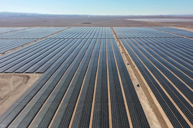 Vue aérienne de la centrale solaire CEME1 dans le désert de l'Atacama, près de la ville de Maria Elena, le 8 juillet 2024 au Chili