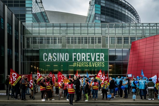 Des syndicalistes rassemblés devant le siège de l'enseigne Casino à Saint-Etienne, le 22 juin 2023