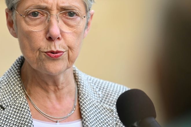 La Première ministre Elisabeth Borne répond aux questions des journalistes à Matignon le 17 mai 2023 à Paris