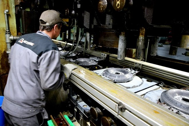 Un employé de l'usine de roues Accuride, le 30 novembre 2022 à La Chapelle-Saint-Luc, près de Troyes, dans l'Aube