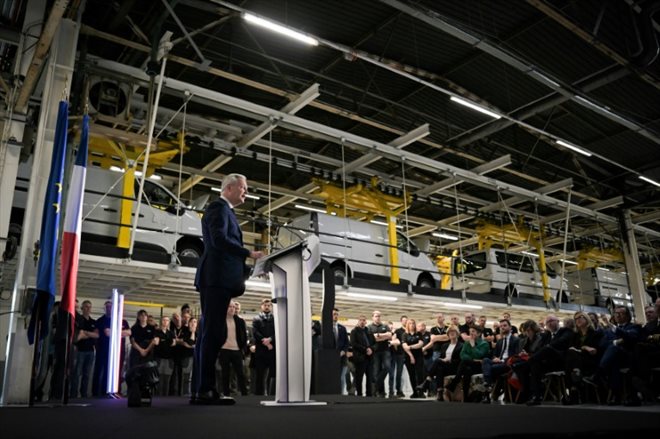 Le ministre de l'Economie et des Finances Bruno Le Maire dans l'usine Renault de Sandouville, en Seine-Maritime, le 29 mars 2024