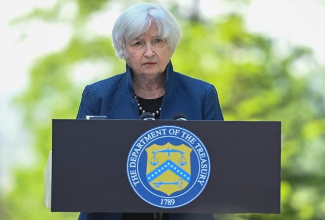 La secrétaire au Trésor, Janet Yellen s'adresse aux journalistes en marge d'une réunion des ministres des finances du G7 le 18 mai 2022 à Königswinter, en Allemagne