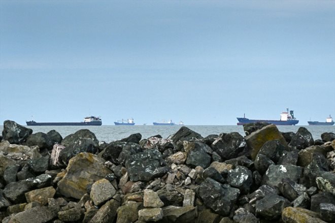 Des bateaux stationnés au large du canal de Sulina, le 8 juin 2022 dans l'est de la Roumanie