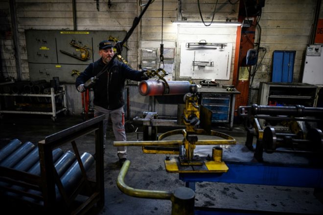 Un employé des Forges de Tarbes où sont usinés des fûts d'obus de 155 mm, le 4 avril 2023 dans les Hautes-Pyrénées