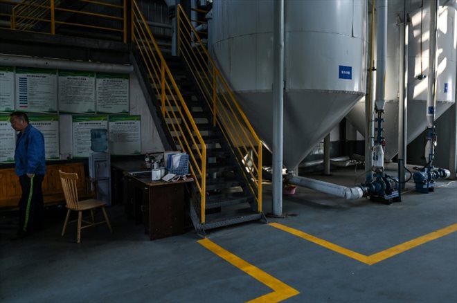 L'entreprise Jinshang Environmental Technology, où les huiles usées collectées dans les restaurants sont recyclées pour produire du carburant pour les avions, le 21 octobre 2023 à Chengdu, dans la province du Sichuan, en Chine