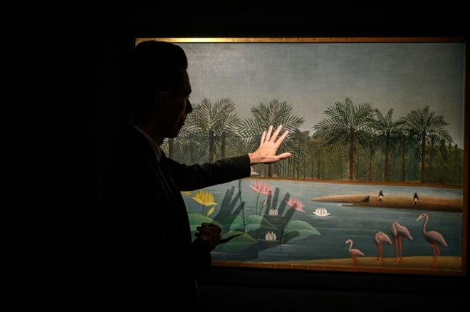 Les Flamants, une huile sur toile du peintre français post-impressionniste Henri Rousseau, présenté chez Christie's avant une vente aux enchères, le 2 mai 2023 à New York