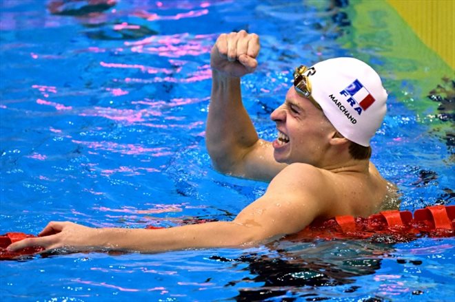 Le Français Leon Marchand, champion du monde et nouveau détenteur du record du 400 m 4 nages, le 23 juillet 2023 à Fukuoka, au Japon