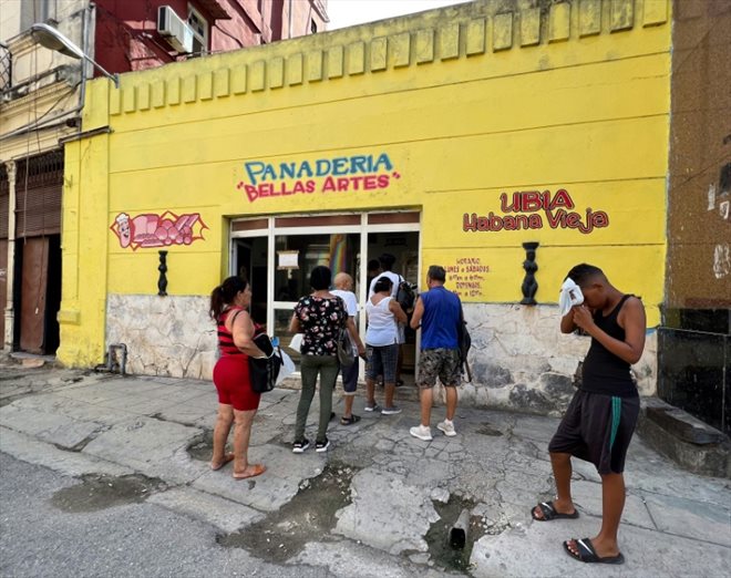 Des Cubains font la queue devant une boulangerie, le 17 septembre 2024 à La Havane