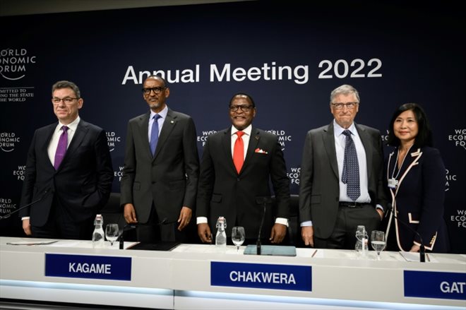 (g-d) Le PDG de Pfizer Albert Bourla, le président rwandais Paul Kagamé, le président du Malawi Lazarus Chakwera, le co-fondateur de Microsoft Bill Gates et la présidente du groupe Pfizer Angela Hwang, le 25 mai 2022 à Davos, en Suisse