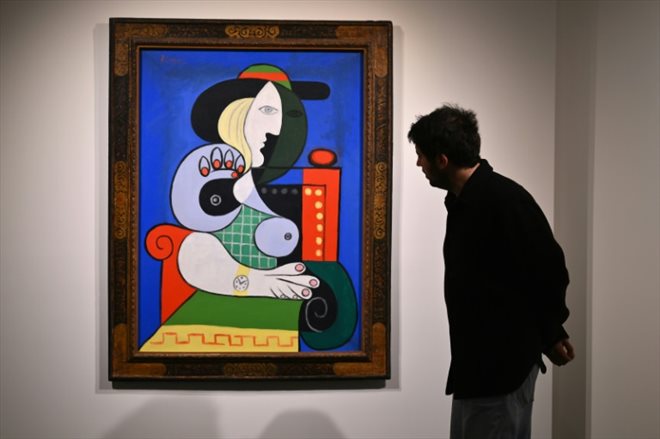 Le tableau Femme à la montre de Pablo Picasso exposé chez Sotheby's à New York avant sa mise aux enchères, le 2 novembre 2023