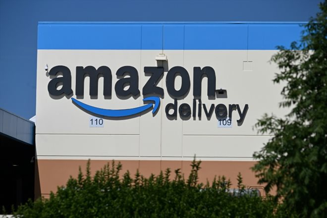 Le logo Amazon à l'extérieur sur un entrepôt à Palmdale, Californie, le 25 juillet 2023