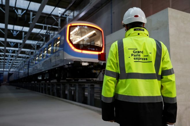 Un employé devant le premier train de la ligne 15 du Grand Paris Express, le 28 novembre 2023 à la gare de Champigny-sur-Marne, près de Paris