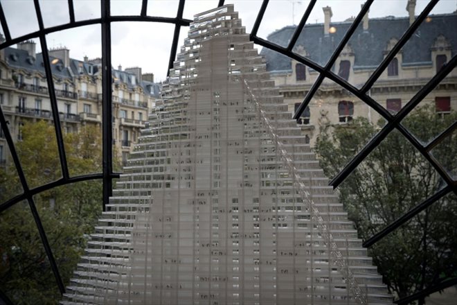 Une maquette en modèle réduit de la future Tour Triangle, dessinée par l'agence Herzog & de Meuron, présentée au Pavillon de l'Arsenal en novembre 2014, à Paris