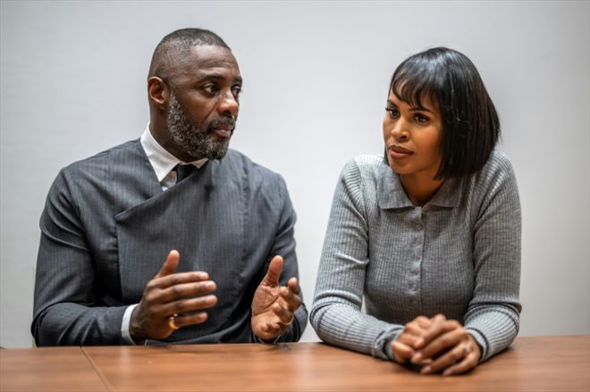 L'acteur britannique Idris Elba et son épouse, la mannequin Sabrina Dhowre Elba, lors d'une interview avec l'AFP au Forum économique mondial de Davos, le 16 janvier 2023 en Suisse
