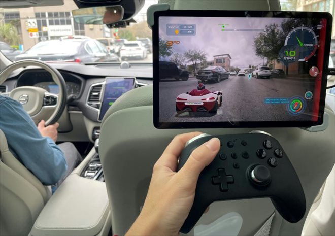Une journliste teste Valeo Racer, un jeu vidéo en réalité augmentée, developpé par Valeo et Unity pour divertir les passagers en utilisant les capteurs de la voiture pour reconstituer son environnement dans le jeu, et présenté au festival SXSW d'Austin, au Texas, le 12 mars 2024.