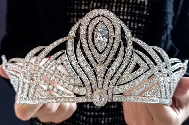 Le diadème serti de diamants de Bessborough, porté pendant les couronnements du roi George VI, en 1937 et de la reine Elizabeth II, en 1953, présenté avant une vente aux enchères chez Christie's, le 15 mai 2023 à Genève